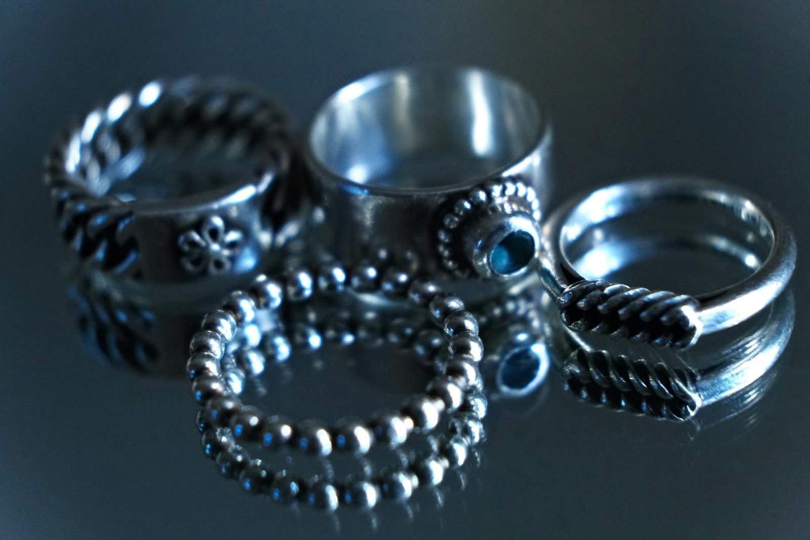 Pearl and precious-metal jewellery
